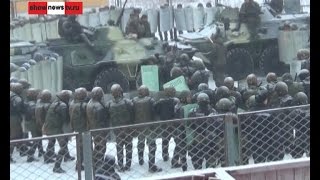Сводный отряд спецназа на БТРах гасит бунт в зоне. Real video