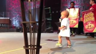 Bébé monte sur scène et vole la vedette à son papa chanteur