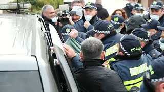 Новая стычка с полицией и аресты у парламента Грузии - видео