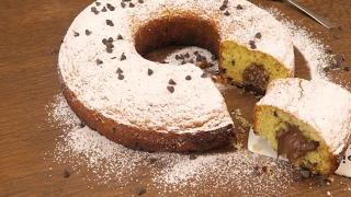 Ciambellone dal cuore morbido: Il dolce perfetto per una merenda golosa!