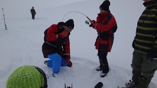 Sara machts: Eisfischen