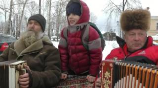 С гармонью по Вельску Николай Попов и Александр Келарев