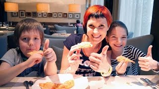 Маша Капуки Кануки, Адриан и Света делают пиццу в кафе. Маша пробует пиццу