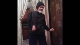 Дедушка араб танцует
