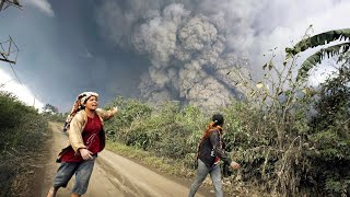نهاية العالم! الناس يفرون! أقوى بركان Semeru استيقظ في إندونيسيا.