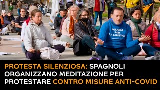 Protesta silenziosa: spagnoli organizzano meditazione per protestare contro misure anti-Covid