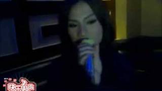 伪娘 刘著KTV唱 红豆 . Crossdresser Pretty Boy Liuzhu is Singing "Love Pea" like a girl.