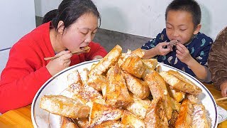 媳婦做一盤拔絲芋頭，婆婆說糖放太多太甜，但孩子喜歡