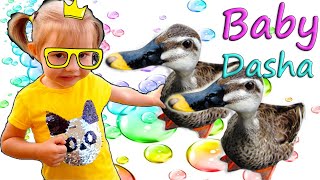 Даша в парке нашла и накормила УТОК! / детское видео / Канал для детей Baby Dasha