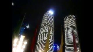 Небоскребы ночью у телевышки Oriental Pearl TV Tower в Шанхае