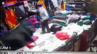 Kapada  Dukan me gay caught in cctv camera