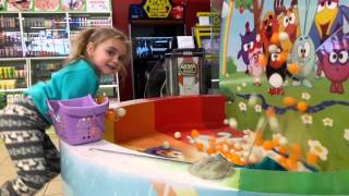 Играем в аттракцион "Смешарики".We play attraction of "Smeshariki"