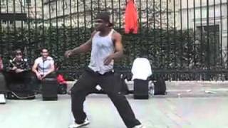 INCREDIBILE! -Ragazzo che balla la BreakDance (SCIOLTO!) - Da guardare!