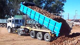 fiat iveco 619 batea descargando ladrillo molido