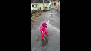 Малыш против лужи. Baby against puddle