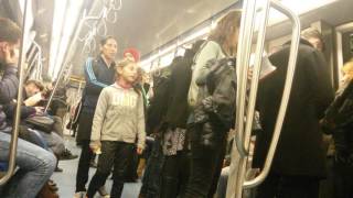 Colindători în trenurile de metrou