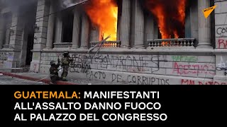 Guatemala, manifestanti all'assalto danno fuoco al palazzo del Congresso