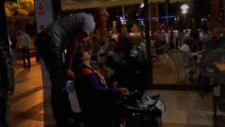 ROCKEROS FELICES BAILANDO  CON SILLA DE RUEDAS !!. HAPPY COUPLE DANCING R & R WITH WHEEL CHAIR.