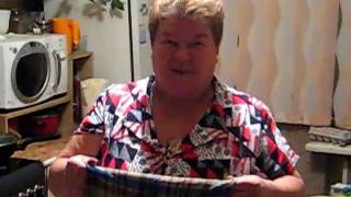 Мама гладит бельё