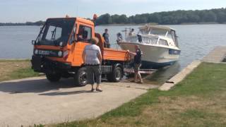 Multicar setzt Boot zu Wasser