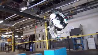 Robot skače parkour
