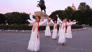 Группа "Пари" танцует памирский танец в центре Петербурга