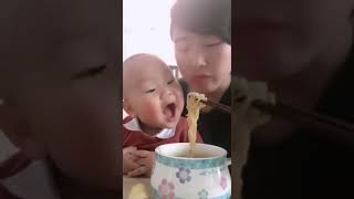 Careless mother is busy eating noodles, the side of the children's expression bright!