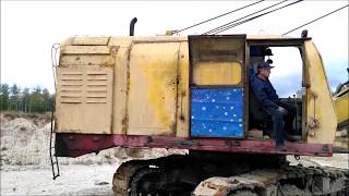 Старый экскаватор Драглайн эо5111б Установка турбины на двигатель.