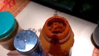 Chai tương ớt chứa đầy dòi bò lỏm ngỏm ở quán bún chả