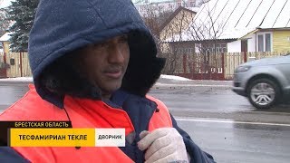 Дворник из Африки убирает снег в Бресте