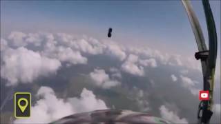 Парашютист поймал ботинок, слетевший во время прыжка (Skydiver caught boots)
