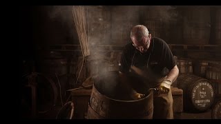 Обжиг дубовой бочки для виски