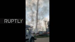 USA: Smoke "tornado" forms as fire burns on at Alabama salvage yard