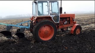 Трактор ЮМЗ-6 в пахоті з плугом ПЛН 3-35 (ТЕКРОН)