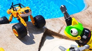 МАШИНКИ В БАССЕЙНЕ Вспыш и машинки в воде НА ВОДНЫХ КОЛЕСАХ Умные Дети ТВ cars pool