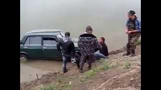 Резкий разворот и машина в реке.