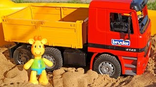 Видео для детей - Жирафик Мофи лепит Куличики