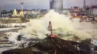 ЕКАТЕРИНБУРГСКУЮ БАШНЮ ДОЛОМАЛИ. ЭКСКАВАТОР НАНЕС КОНТРОЛЬНЫЙ УДАР