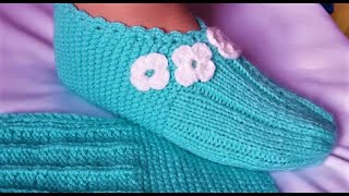 Pantuflas o Babuchas tejidas con dos agujas con Decoración de Flores