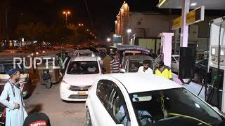 Pakistan: Long queues at petrol stations in Karachi ahead of nationwide strike
