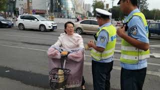 Cách phạt đánh vào tâm lý của cảnh sát giao thông Trung Quốc