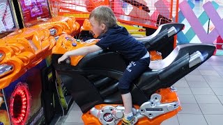 VLOG, ВЛОГ. КИНДЕР СИТИ. КАТАЕМСЯ С ГОРОК И ПРЫГАЕМ НА БАТУТАХ. VLOG. We jump on the trampoline.