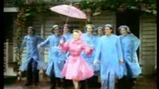 June Allyson cantando bajo la lluvia en HASTA QUE LAS NUBES PASEN, 1946, Cinetel