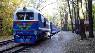 Тепловоз ТУ2-054 с поездом "Украина" отправляется со станции Лесопарк