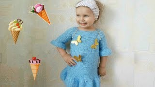 Вязаное детское платье с рукавами и рюшами