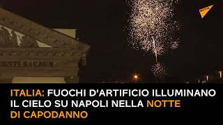 Italia: fuochi d’artificio illuminano il cielo su Napoli nella notte di Capodanno