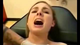 Mujer se VIENE mientras le hacen un PIERCING