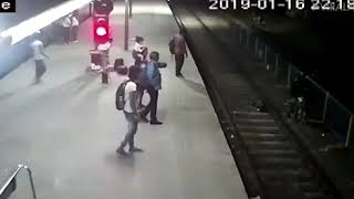 Индия. Бежал за вором. Попал под поезд.