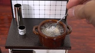 Mini Food deep-frid chiken 春巻きの皮のお皿と鳥の唐揚げ