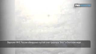 Плот с затонувшего траулера дрейфует в Охотском море